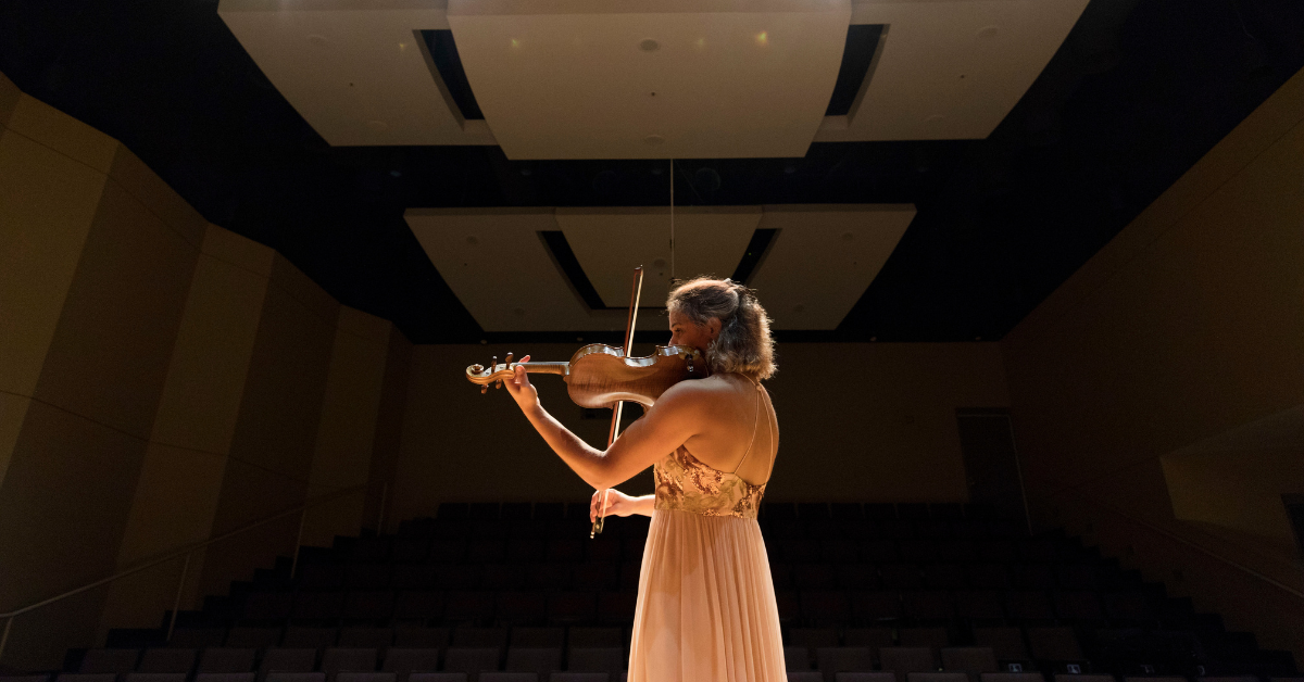 photo of girl playing violin