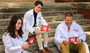 photo of vet med students reading their notes of encouragement