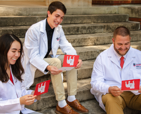 photo of vet med students reading their notes of encouragement